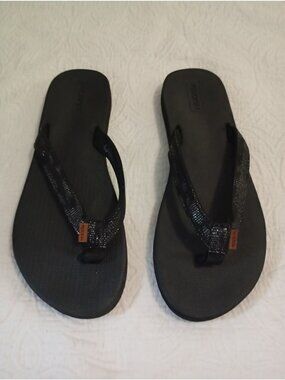 NWT Rockin Black Flip Flops Size 11 With Textured Straps & Comfortable Sole